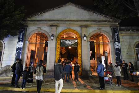 Jolgorio, tradición y respeto al reabrir los panteones General, San Miguel y Anexo