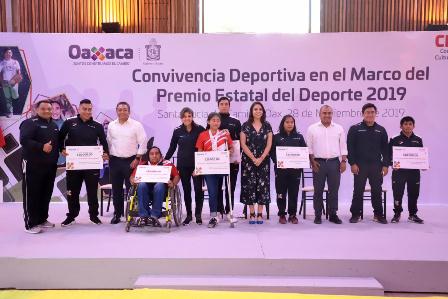Reconocen desempeño de deportistas