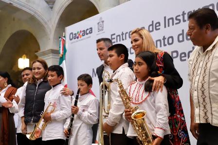 Entregan instrumentos musicales a la Banda Filarmónica de Ayutla, Mixe
