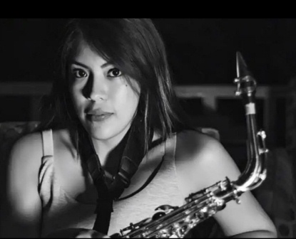 Teme por su vida joven saxofonista desfigurada con ácido