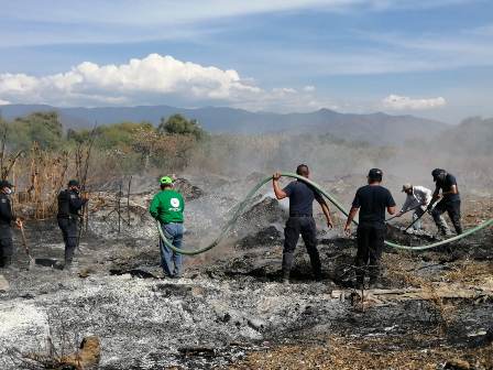 Sofocan incendio en colector de composta en San Sebastián Tutla, Oaxaca