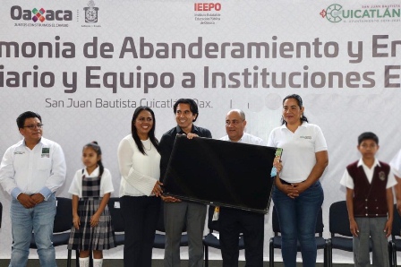 Entregan mobiliario y equipo a 417 escuelas de Oaxaca en las primeras semanas del año