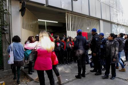 Huelguistas son unos 20, pero porros intimidan a personal de Notimex