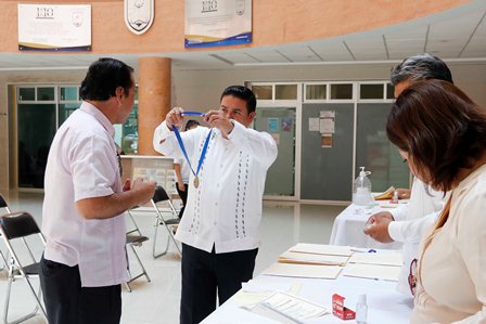 Reconoce UABJO a sus docentes por años de servicio