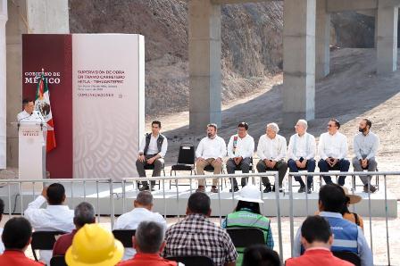 Supervisan presidente y gobernador avance de la construcción de la Carretera Mitla-Tehuantepec