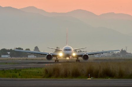 Arriba a México vuelo de Argentina con medicamentos oncológicos para el sector salud