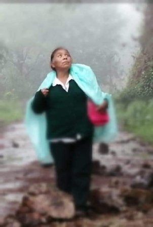 Enfermera jubilada presta ayuda a poblaciones afectadas por el sismo