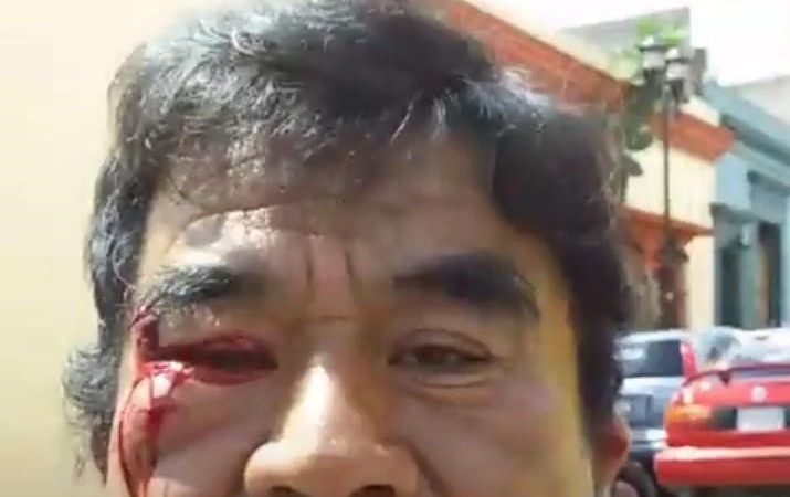 Denuncian agresión a reporteros cuando cubrían cierre de calles frente a la Secretaría de Salud del gobierno de Oaxaca, por empleados de funerarias que exigen operar crematorios sin cubrir reglamento sanitario.