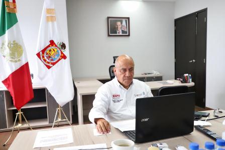 Atestigua director del IEEPO titulación en línea de egresada de la Normal de Teposcolula