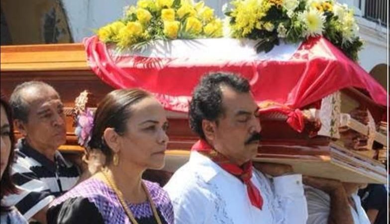 HACE CUATRO AÑOS DEPOSITAMOS EN EL VIENTRE DE LA MADRE TIERRA A POLO DE GYVÉS PINEDA.