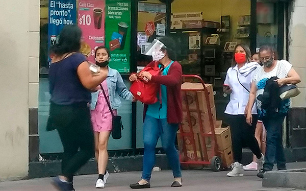 LUCHA EL PEATÓN PARA DEFENDER SU ESPACIO