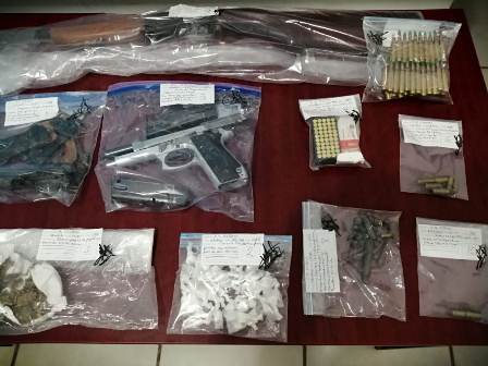 Aseguran armas y droga durante cateo en el Istmo; una persona detenida