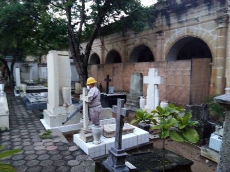 Labor continua del Ayuntamiento de Oaxaca de Juárez en panteones para combatir al dengue