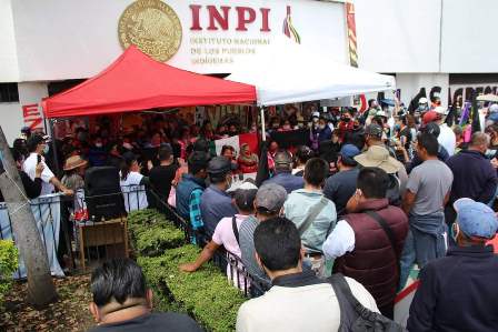 Toma pacífica del INPI por el abandono y violación de derechos de la 4T