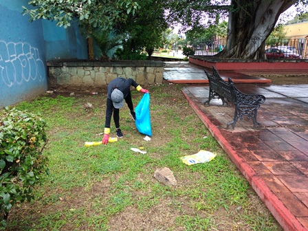 Sanciona Ayuntamiento de Oaxaca de Juárez a ciudadana que abandonó basura en vía pública