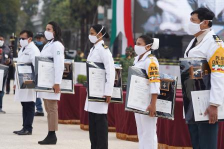 Condecoran a personal de salud del IMSS que sobresalió por entrega al atender Covid-19
