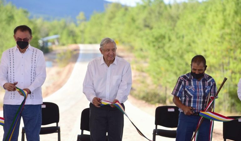 PRESIDENTE INAUGURA CAMINO RURAL EN SANTIAGO NEJAPILLA, OAXACA; PROGRAMA DE CAMINOS A CABECERAS MUNICIPALES REACTIVA LA ECONOMÍA, AFIRMA
