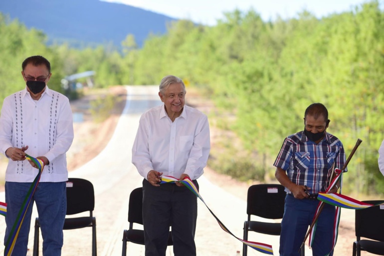 PRESIDENTE INAUGURA CAMINO RURAL EN SANTIAGO NEJAPILLA, OAXACA; PROGRAMA DE CAMINOS A CABECERAS MUNICIPALES REACTIVA LA ECONOMÍA, AFIRMA
