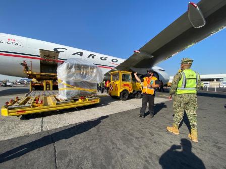 Recibe México nuevo embarque de vacunas contra virus SARS-CoV-2; suman 53 mil 625