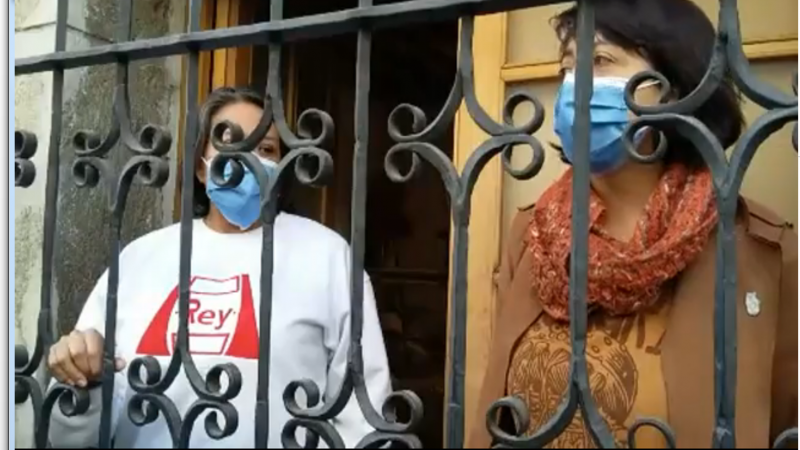 DIRECTORA DEL MUSEO DE ARTE CONTEMPORÁNEO  DE OAXACA RETENIDA POR POLICÍAS EN SU INTERIOR, SE OPONE A SU CIERRE JUNTO CON TRABAJADORES