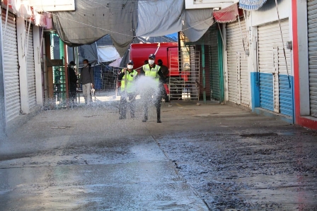 Realizan Ayuntamiento de Oaxaca y Cuerpo de Bomberos quinto saneamiento en el Mercado de Abasto