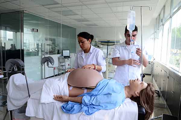 ENFERMERAS Y ENFERMEROS, PRESENTES DESDE EL NACIMIENTO HASTA LA MUERTE