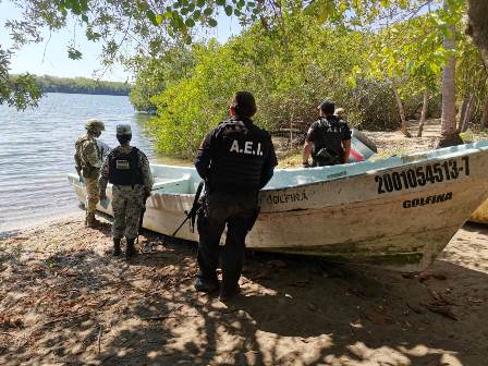Aseguran vehículo y lancha durante cateo en Corralero, Pinotepa Nacional