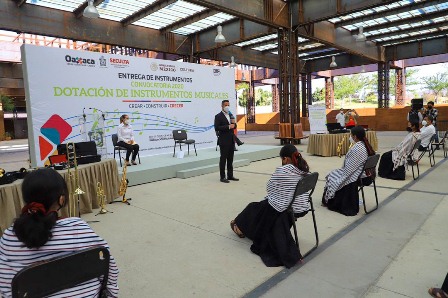 Entregan instrumentos musicales a bandas infantiles y juveniles de Oaxaca