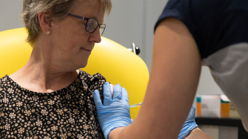 COVID-19: LA OMS PIDE A LAS FARMACÉUTICAS COMPARTIR LAS LICENCIAS DE SUS VACUNAS Y A LOS GOBIERNOS INMUNIZAR PRIMERO A LOS MAYORES