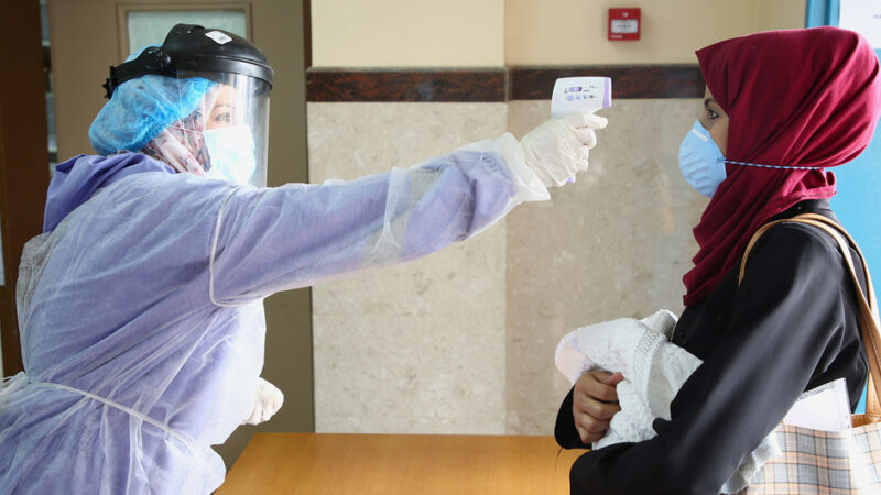 LA PANDEMIA DE COVID-19, EN LA ENCRUCIJADA ENTRE LAS VACUNAS Y LAS VARIANTES