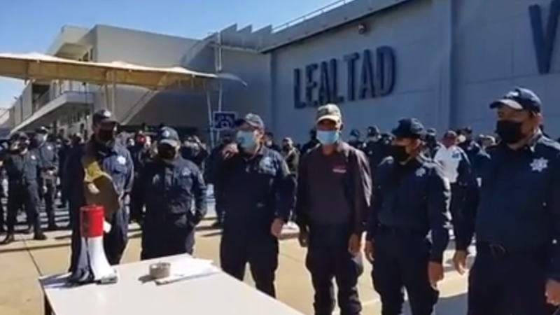 ESTALLA PARO DE POLICÍAS EN OAXACA Y TOMAN EL CUARTEL DE LA CORPORACIÓN