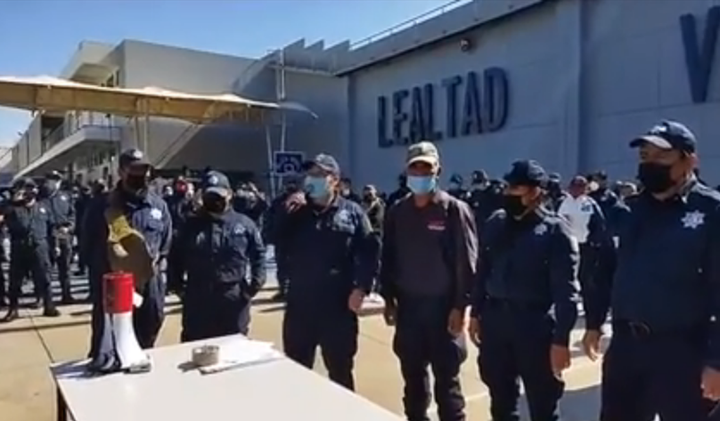 ESTALLA PARO DE POLICÍAS EN OAXACA Y TOMAN EL CUARTEL DE LA CORPORACIÓN