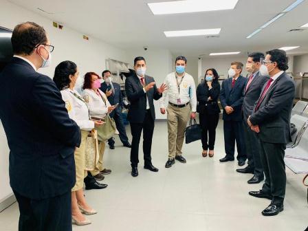 Recorren instalaciones migratorias