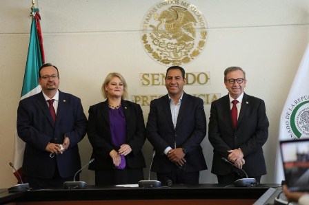 Rinden protesta tres senadores de la República