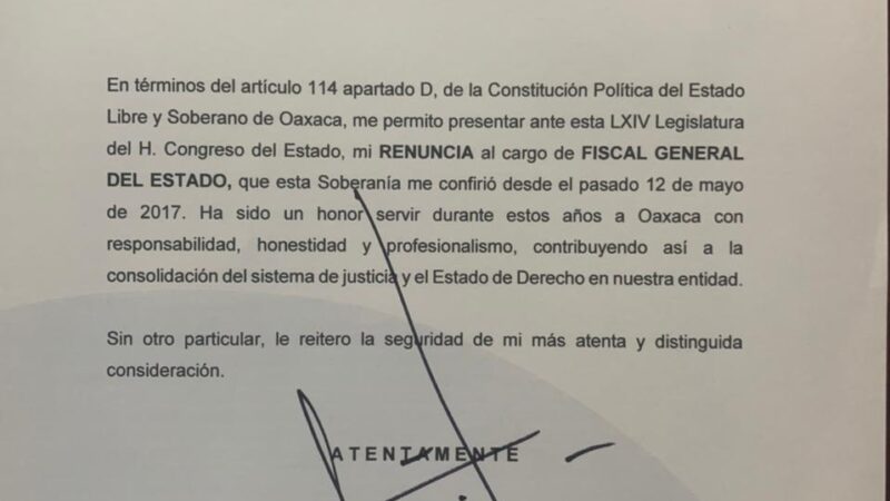 Renuncian funcionarios