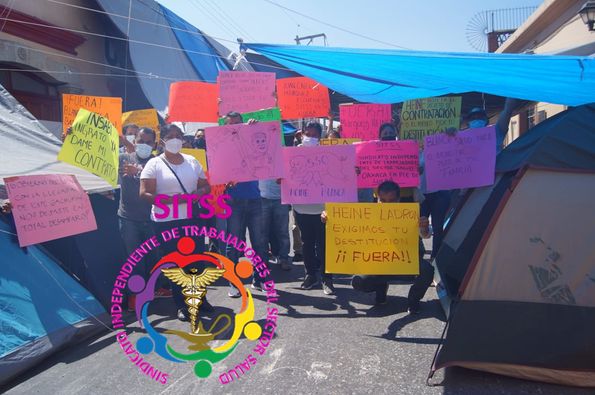 INTERCEPTAN AL PRESIDENTE ANDRÉS MANUEL LÓPEZ OBRADOR Y DENUNCIAN SU SITUACIÓN, TRABAJADORES DE SALUD DE OAXACA