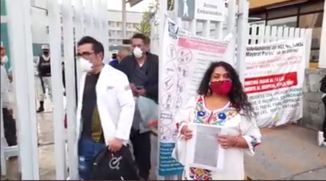 DENUNCIA ROBO DE MEDICAMENTOS CONTROLADOS EN EL IMSS OAXACA Y RECIBE AMENAZADA DE MUERTE; EL DELEGADO JULIO MERCADO ORDENA SE LE IMPIDA EL INGRESO A SUS TRABAJO –Video-