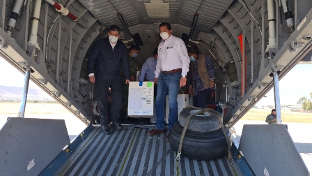Arriba a Oaxaca cargamento de vacunas contra la Covid-19 de la farmacéutica Pfizer-BioNTech