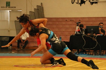 Las mujeres dan la cara con nueve primeros lugares en el Macro Regional de luchas asociadas