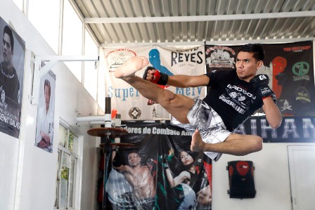 Médico del IMSS, campeón mundial de Artes Marciales Mixtas, dedica triunfo a personal que combate Covid-19