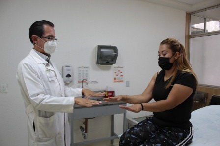 Recupera mujer 90% de movilidad del brazo luego de recibir impacto de bala perdida: IMSS