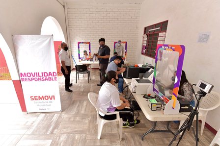 Ofrece Unidad Móvil de la Semovi trámites de emplacamiento y expedición de licencias de manejo