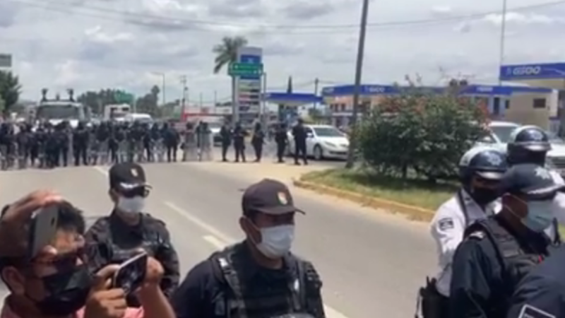 Impide policía del estado el bloqueo, por estudiantes normalistas, de la carretera de acceso del Aeropuerto de Oaxaca. Video