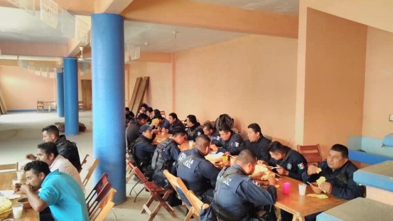 Al llegar el gobernador Alejandro Murat a dialogar, liberan a policías, agentes y a funcionarios  -Video-