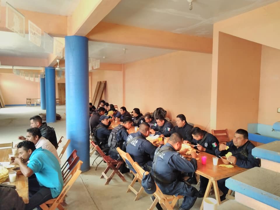 Al llegar el gobernador Alejandro Murat a dialogar, liberan a policías, agentes y a funcionarios  -Video-