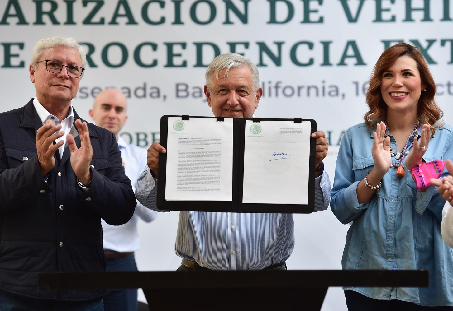 EL PRESIDENTE ANDRÉS MANUEL LÓPEZ OBRADOR FIRMA ACUERDO PARA REGULARIZAR VEHÍCULOS USADOS, PROVENIENTES DEL EXTRANJERO