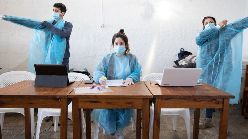 El número de muertes por COVID-19 está en su nivel más bajo desde hace un año, pero aun así es demasiado alto: 50.000 a la semana