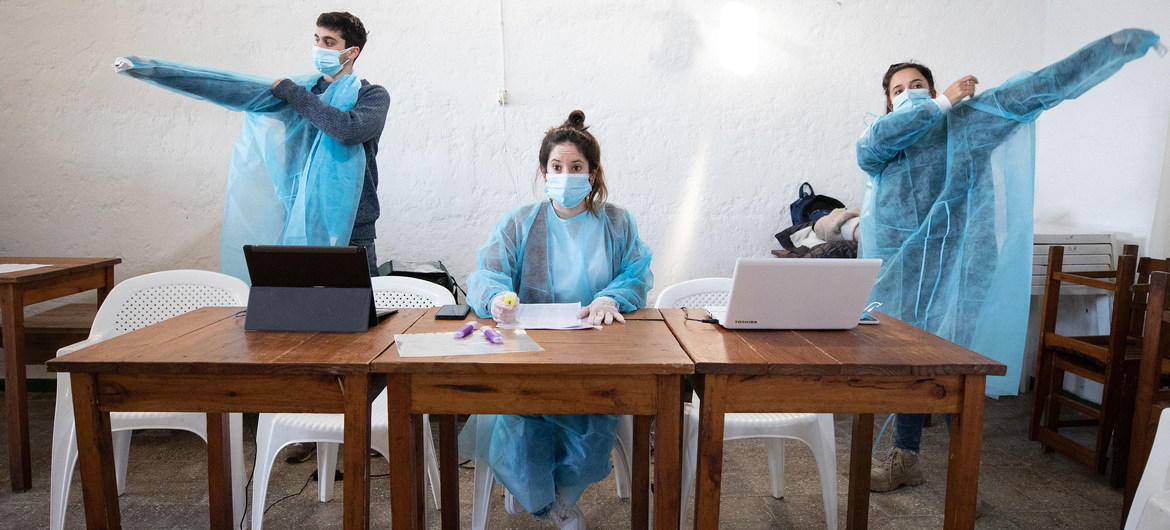 El número de muertes por COVID-19 está en su nivel más bajo desde hace un año, pero aun así es demasiado alto: 50.000 a la semana