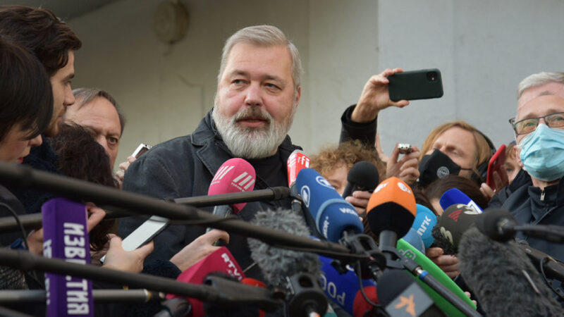Dmitry Muratov, galardonado con el Nobel, no se quedará con “un solo céntimo” de su premio