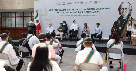 Entregan Condecoración Miguel Hidalgo en Grado Banda a personal de salud